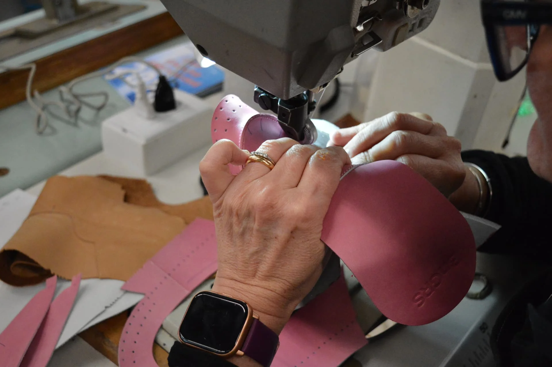 Dettaglio della cucitura a mano su pelle rosa