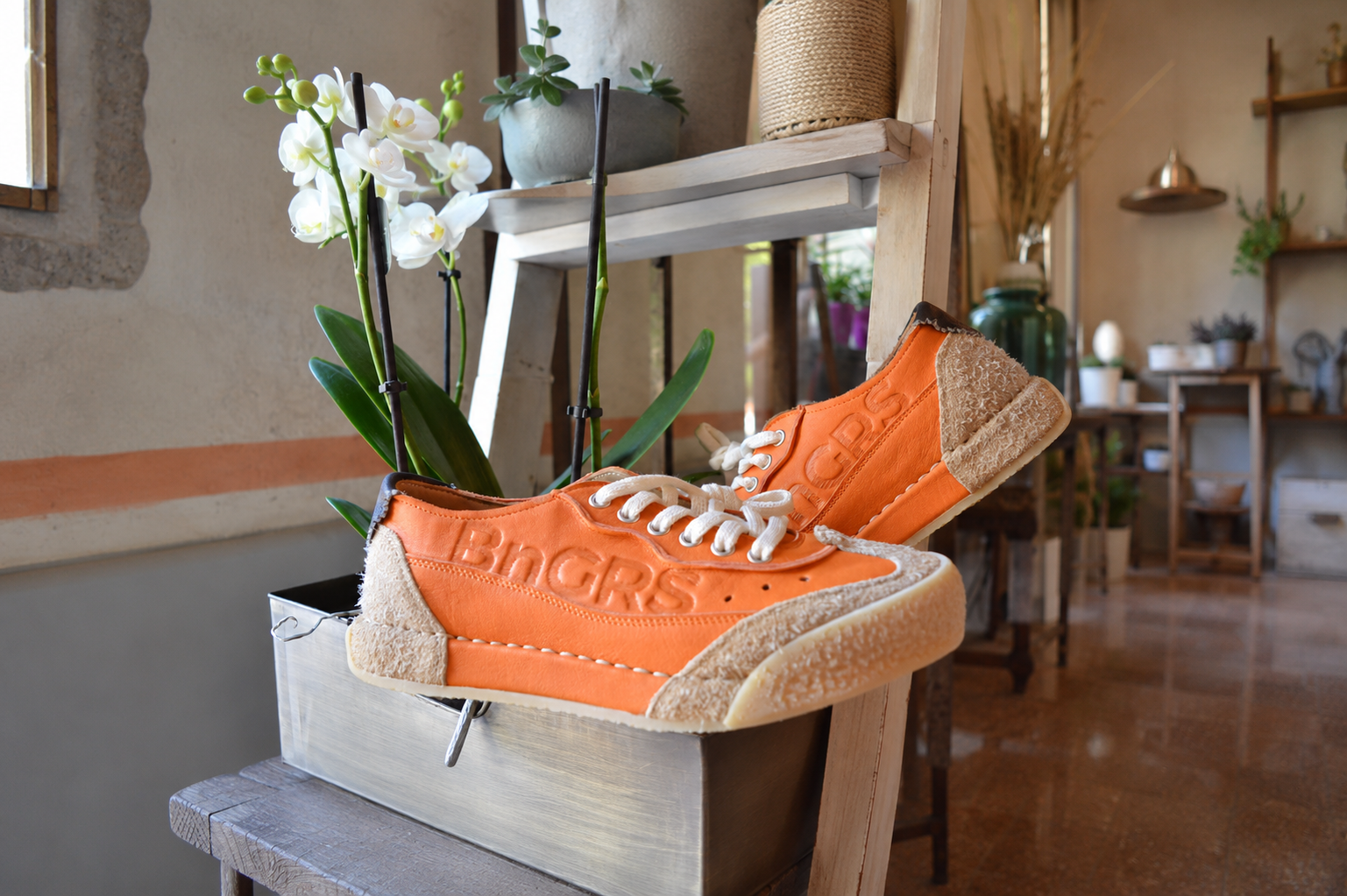 Sneaker BnGRS arancione in ambientazione naturale