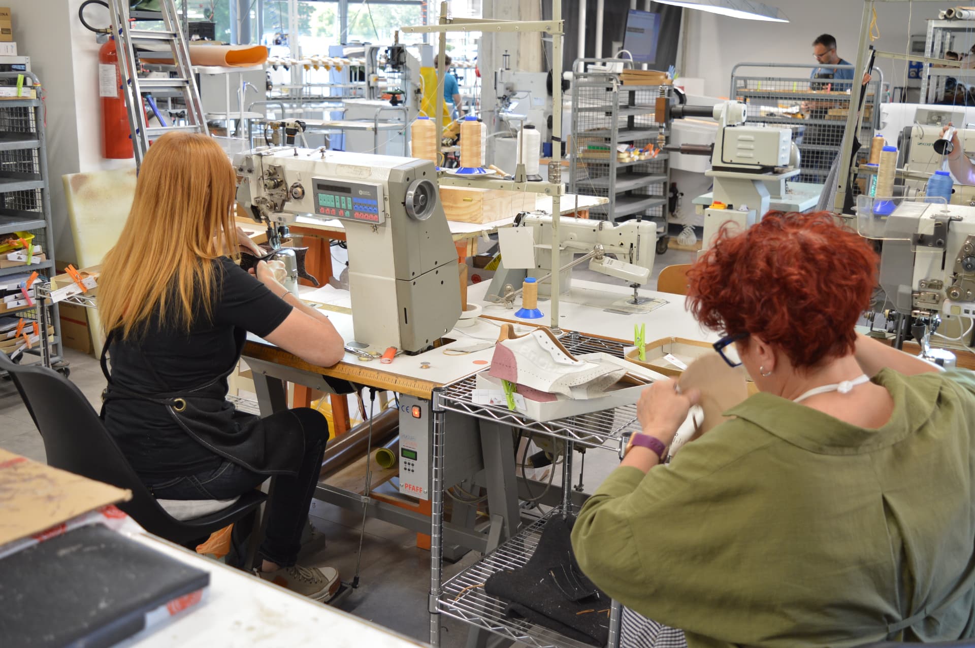 Artigiani BnGRS al lavoro nel laboratorio